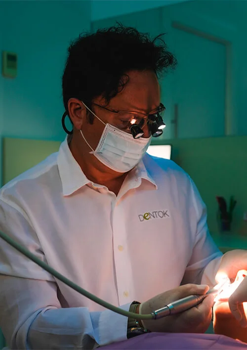 Doctor Luis Carlos Torres Díez realizando un tratamiento