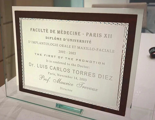 Premio al primero de la promoción por la tesis “Implantes Inmediatos post extracción”.