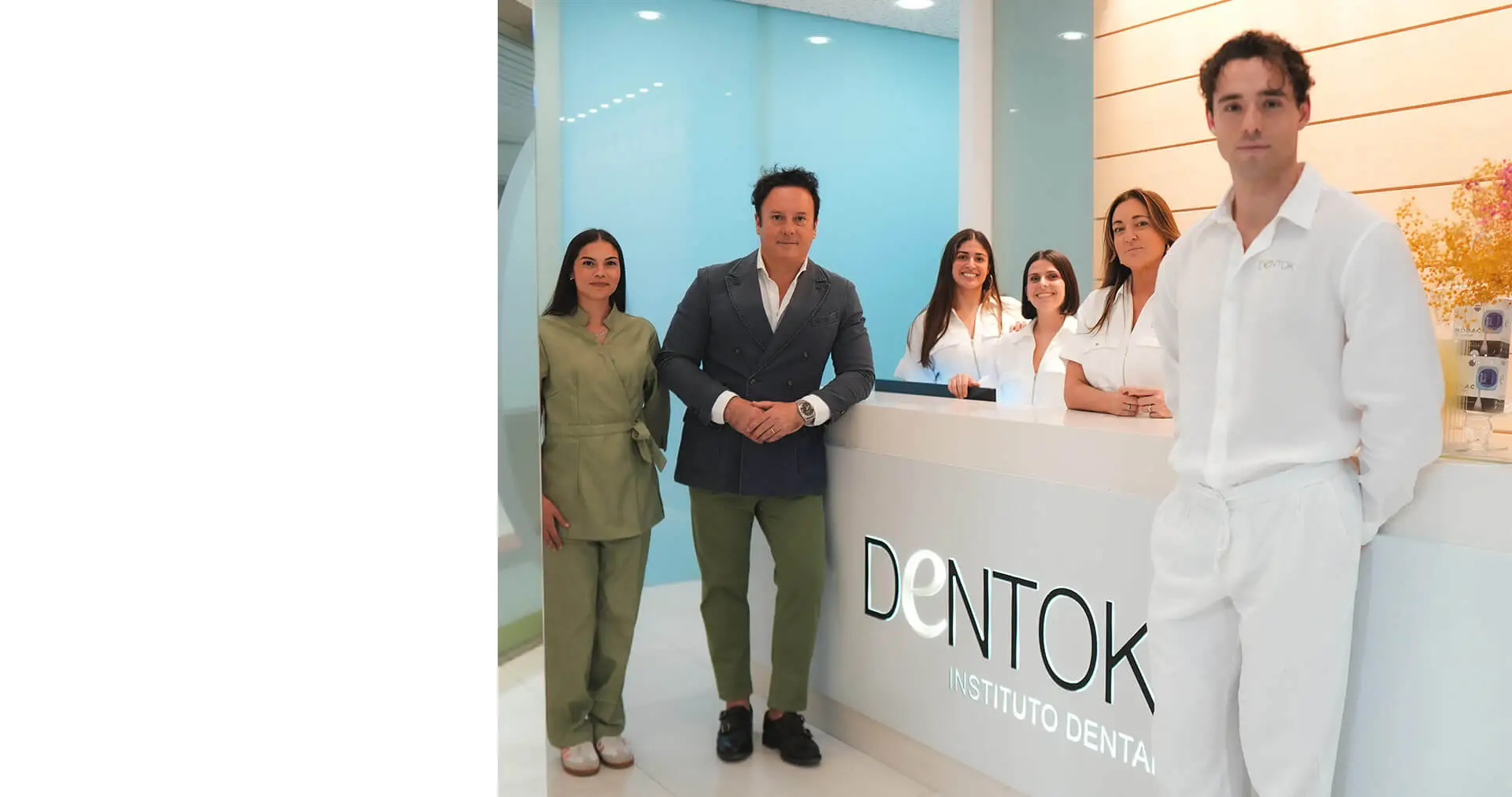 Equipo dentok en la recepción de la clínica dental