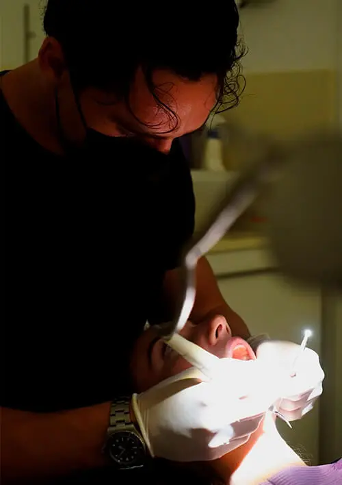 El doctor Alejandro Torres Hernandez-Gil realizando un tratamiento