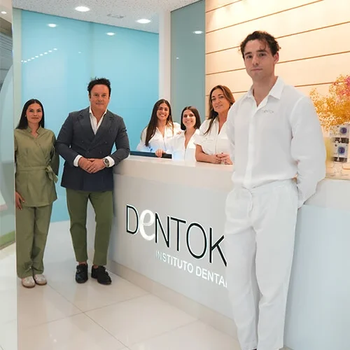 Equipo dentok en la recepción de la clínica dental